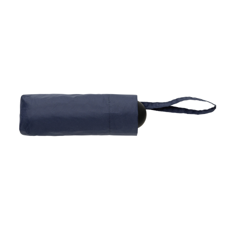 Parapluie bleu marine replié dans sa housse assortie avec dragonne noire, sans marquage.