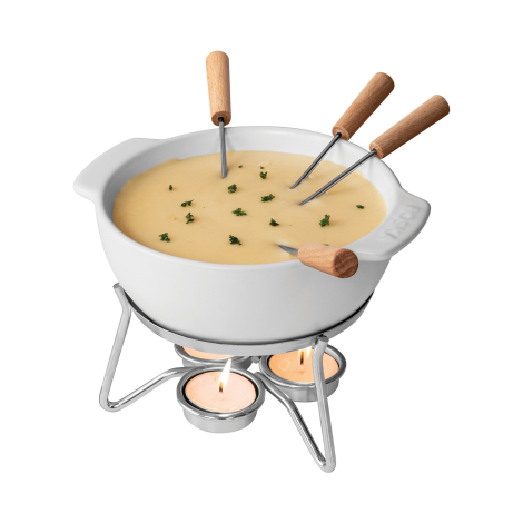 Set à fondue blanc rempli de fromage fondu avec fourchettes insérées et bougies allumées, sans marquage.