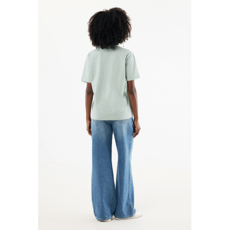 T-shirt vert clair porté par un modèle féminin vu de dos, sans personnalisation.