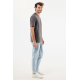 T-shirt gris foncé porté par un modèle masculin vu de profil, sans personnalisation.