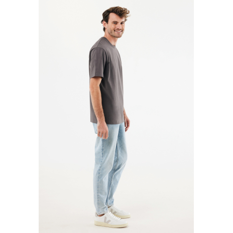 T-shirt gris foncé porté par un modèle masculin vu de profil, sans personnalisation.