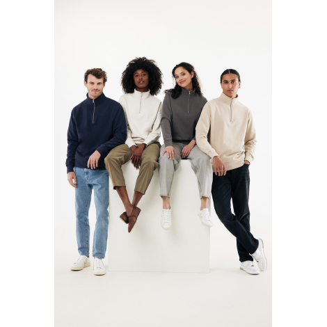Quatre sweat-shirts portés par des modèles en marine, beige, gris anthracite et écru, sans personnalisation.