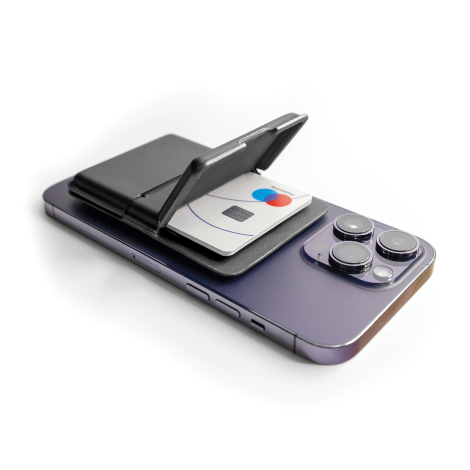 Portefeuille fixé à l’arrière d’un smartphone, compartiment ouvert avec carte bancaire, sans personnalisation.