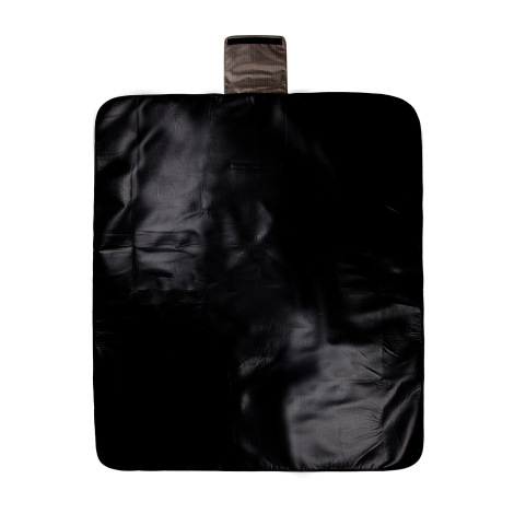 Grande couverture de pique-nique noire dépliée vue de dessus, sans marquage visible.