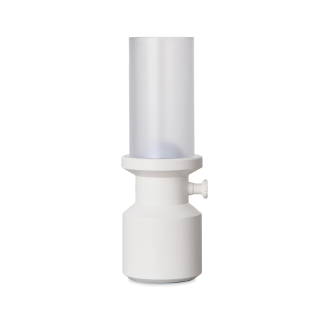 Lampe de table blanche avec diffuseur translucide et bouton rotatif latéral, sans marquage visible.