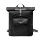 Sac à dos noir avec rabat roulé, poche frontale à bouton pression et boucle métallique, sans marquage visible.