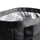 Intérieur argenté isolant d’un sac isotherme roll-top noir avec finition bordée noire, sans marquage visible.