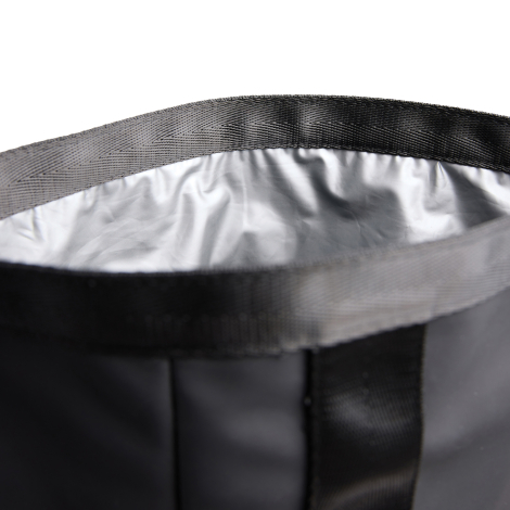 Intérieur argenté isolant d’un sac isotherme roll-top noir avec finition bordée noire, sans marquage visible.