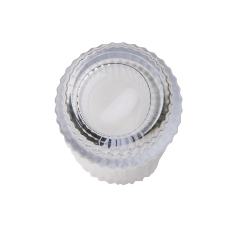 Vue du dessous d’un verre transparent rainuré avec fond circulaire lisse.