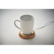 Chauffe-tasse rond en bambou avec tasse blanche posée dessus, câble branché, sans marquage.