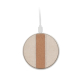 Chargeur sans fil rond en liège et textile beige vu de dessus avec câble USB connecté, sans marquage.