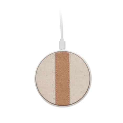 Chargeur sans fil rond en liège et textile beige vu de dessus avec câble USB connecté, sans marquage.