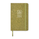 Carnet A5 rigide vert avec élastique de fermeture et ruban marque-page assortis, marquage visible sur la face avant.