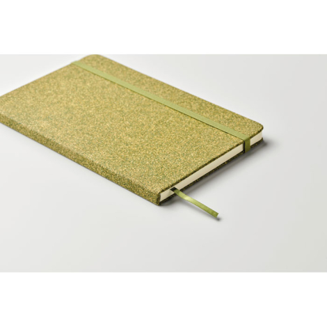 Carnet A5 rigide vert vu de biais avec élastique et ruban marque-page assortis, sans marquage.