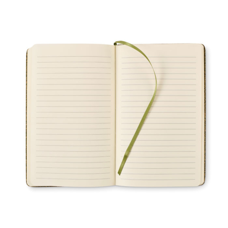 Carnet A5 ouvert avec pages lignées ivoire et ruban marque-page vert, sans marquage.