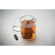 Infuseur à thé en inox immergé dans une tasse en verre remplie de thé, sans marquage.