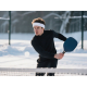 Bandeau blanc porté par un joueur de tennis en extérieur, sans marquage.