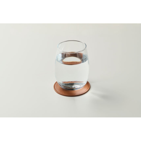 Sous-verre rond en PU marron avec verre d’eau posé dessus, sans marquage.
