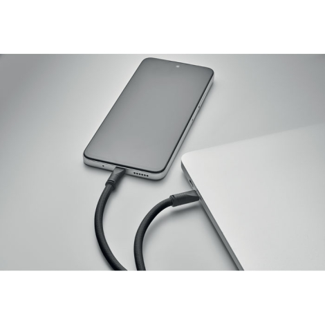Cordon de charge connecté entre un smartphone et un ordinateur portable, sans personnalisation visible.