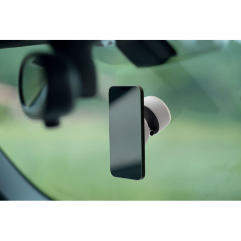 Support magnétique blanc fixé sur un pare-brise, tenant un smartphone en position verticale, sans personnalisation.