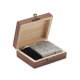 Boîte en bois ouverte avec fermoir doré contenant neuf glaçons en pierre grise et un sac noir, sans personnalisation.