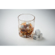 Verre à whisky transparent avec glaçons en pierre grise et trois glaçons posés à côté, sans marquage.