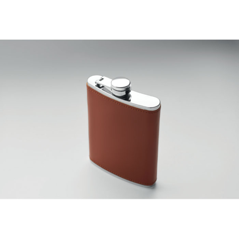 Flasque en inox recouverte de simili cuir marron vue de trois quarts sur fond uni, sans personnalisation.