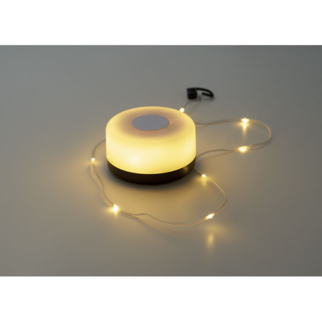 Lampe ronde allumée diffusant une lumière chaude reliée à une guirlande LED, sans personnalisation.