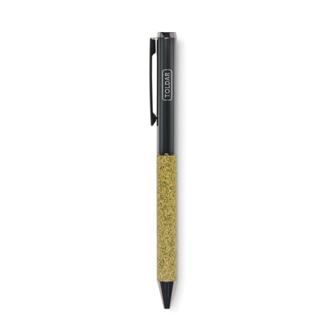 Stylo-bille noir et vert à plat sur fond uni, marquage visible sur le clip.
