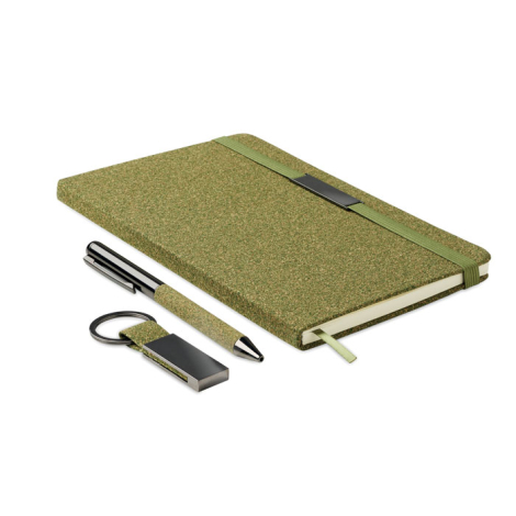 Carnet vert avec élastique, stylo assorti et porte-clés métallique posés côte à côte sur fond uni, sans personnalisation.