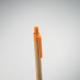 Gros plan sur un stylo en bambou avec clip et poussoir orange, sans personnalisation.