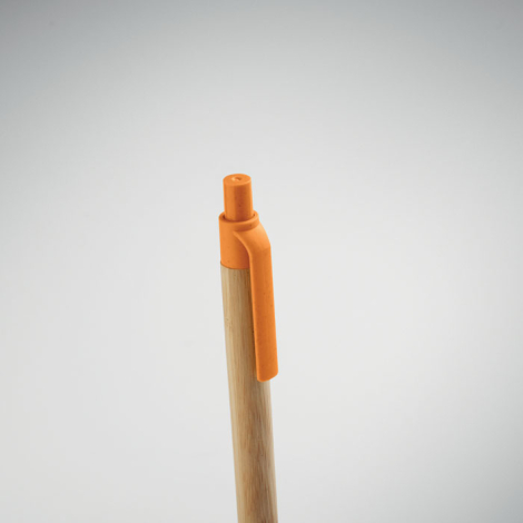 Gros plan sur un stylo en bambou avec clip et poussoir orange, sans personnalisation.