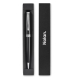 Stylo noir avec finitions argentées dans coffret noir, marquage visible sur le couvercle.
