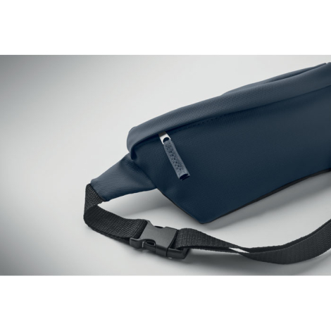 Gros plan sur sac banane bleu marine en polyester recyclé, fermeture et sangle visibles, sans marquage.