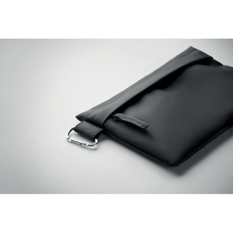 Gros plan sur pochette noire en polyester recyclé avec fermeture zippée et mousqueton métallique, sans personnalisation.
