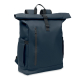 Sac à dos bleu marine en polyester recyclé avec rabat enroulable et poche frontale zippée, sans marquage.