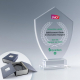 Trophée bouclier en verre transparent sur socle, vue de face