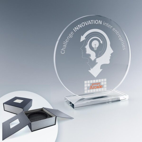 Trophée rond en verre transparent sur socle, présenté de face