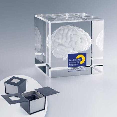 Deuxième visuel du cube en verre avec marquage, présenté de face