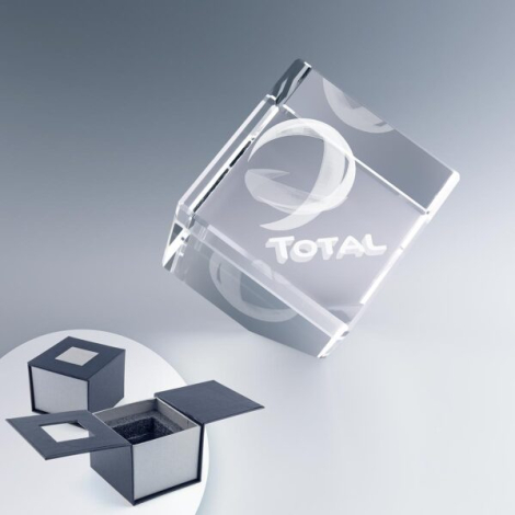 Cube en verre à pan coupé incliné avec marquage visible avec logo Total