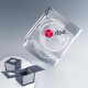Cube en verre à pan coupé incliné avec marquage visible avec logo transport DPD