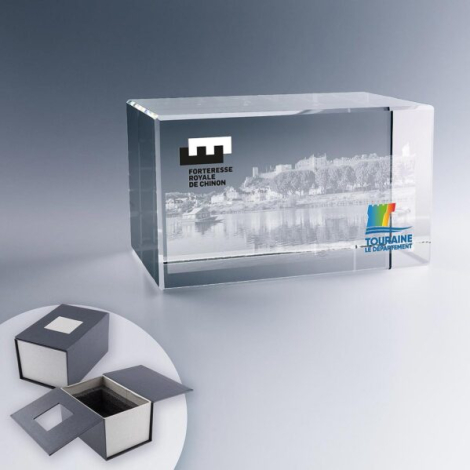 Trophée rectangulaire en verre présenté à l’horizontale, marquage visible