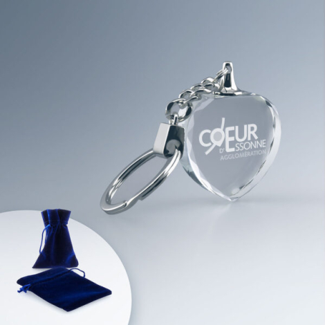 Porte-clés en verre transparent en forme de cœur avec anneau métallique, marquage visible au centre