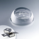 Presse-papier dôme en verre transparent dans coffret rigide, marquage visible sur la face supérieure