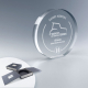 Trophée rond en verre avec base, en coffret rigide, marquage visible sur la face avant