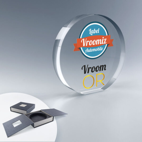 Trophée rond en verre avec base, en coffret rigide, marquage visible sur la face avant