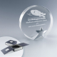 Trophée rond en verre avec base, en coffret rigide, marquage couleur visible sur la face avant