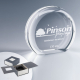 Grand trophée rond en verre avec base, en coffret rigide, marquage visible sur la face avant