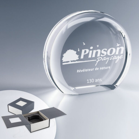 Grand trophée rond en verre avec base, en coffret rigide, marquage visible sur la face avant