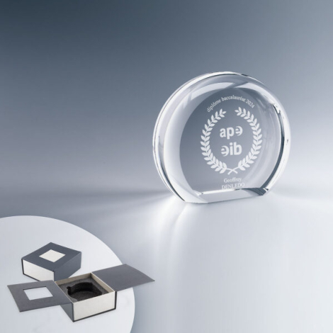 Trophée rond en verre avec base, en coffret rigide, marquage visible sur la face avant